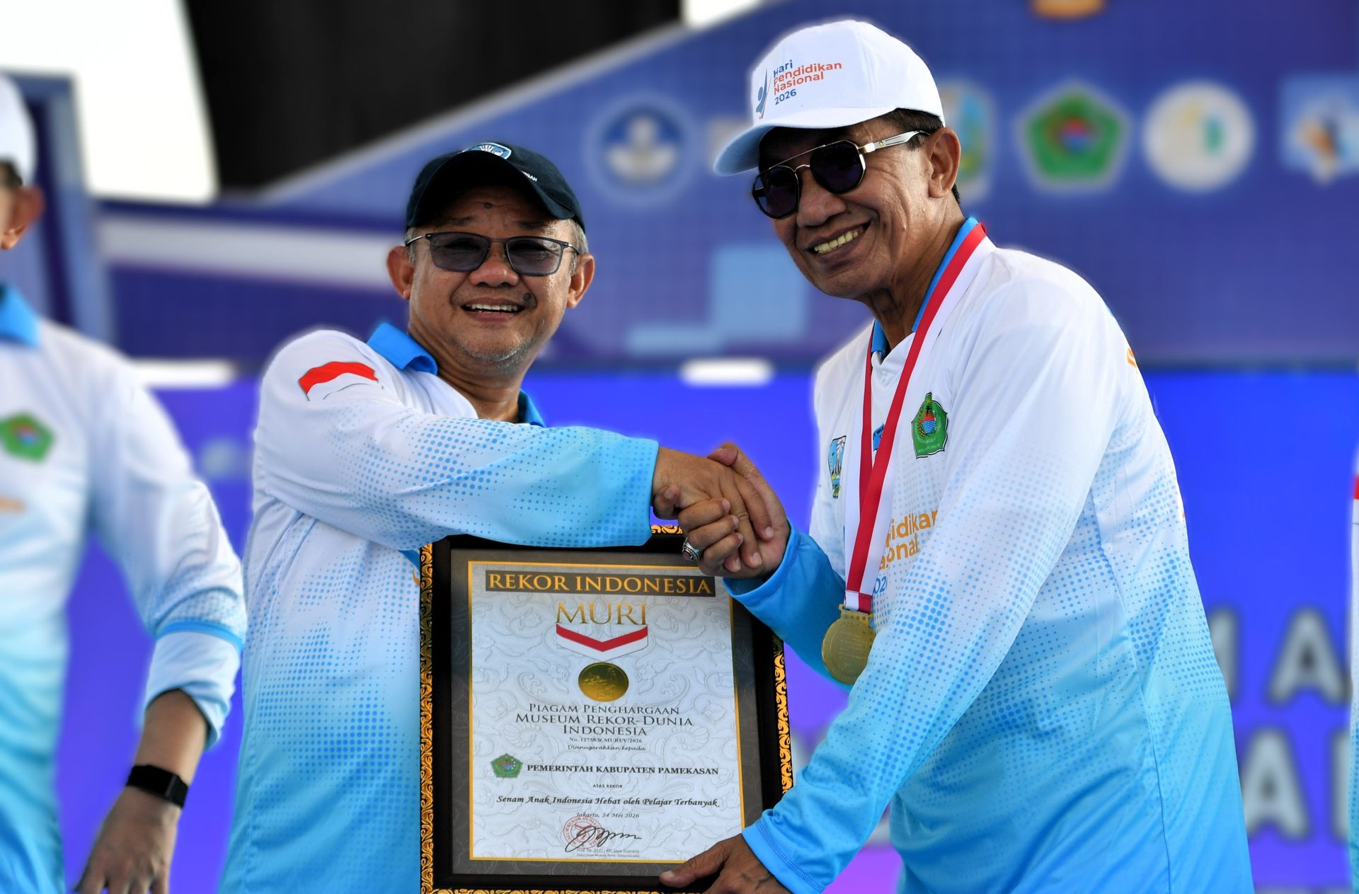 Read more about the article Puncak Hardiknas di Jatim Pecahkan Rekor MURI, 24 Ribu Murid Ikuti Senam Anak Indonesia Hebat
